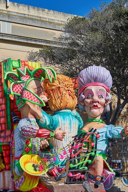 Gran desfile anual del martes gordo del mardi gras en la calle maltesa de carrozas alegóricas y masquerader p