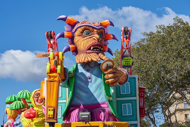 Gran Desfile de coloridos carnavales flotantes durante Mardi Gras en la calle Valletta en Malta Anual Fat T