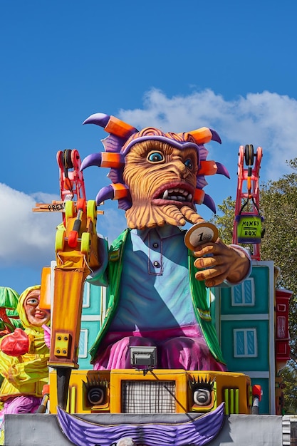 Foto gran desfile de coloridos carnavales flotantes durante mardi gras en la calle valletta en malta anual fat t