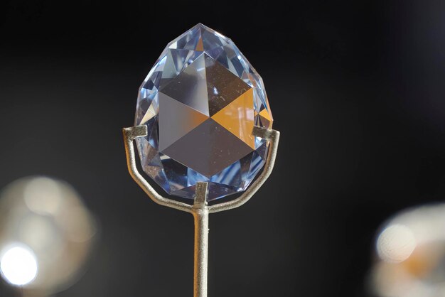 un gran diamante brillante aislado de cerca