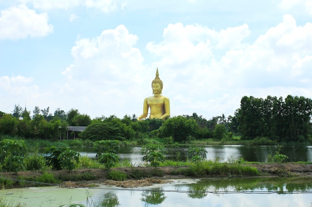 Foto gran dorado y el arte de buda en wat muang, provincia de angthong, tailandia