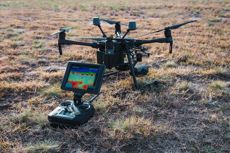 Foto gran dron industrial con cámara termográfica.
