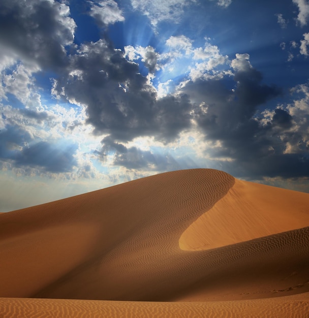 Gran duna de arena en el desierto del Sáhara