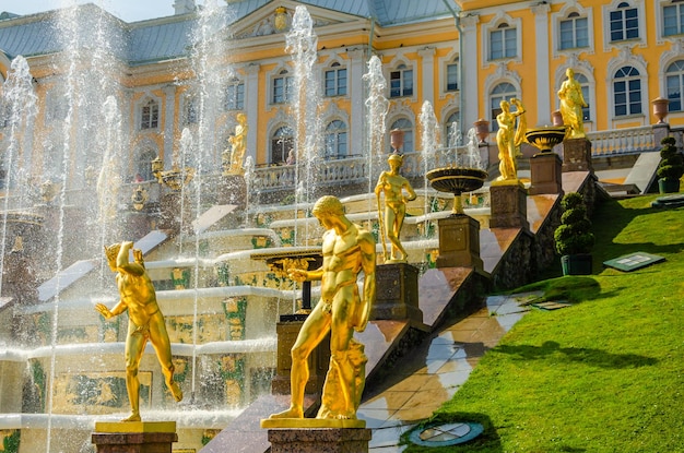 Foto un gran edificio con estatuas de oro en el frente.