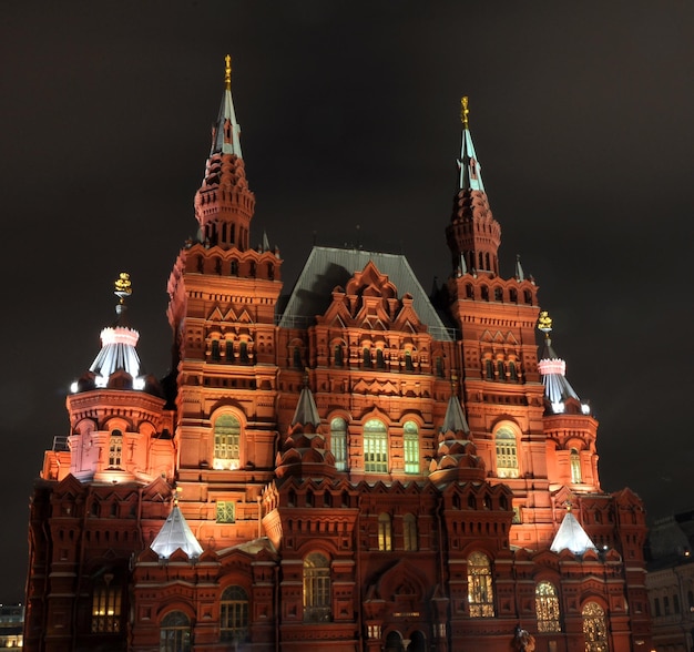 Un gran edificio con un gran campanario y la palabra st. petersburgo en la parte superior.