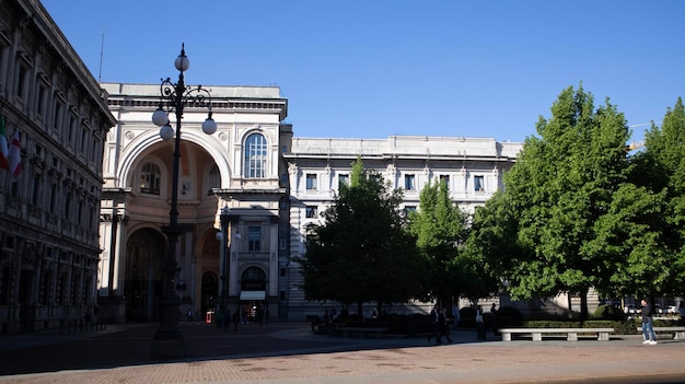 Un gran edificio con una gran entrada y un letrero que dice 'la palabra operación' en él