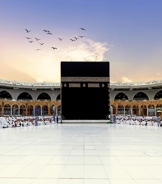 Foto un gran edificio con una gran estructura negra en el medio de la meca kaaba