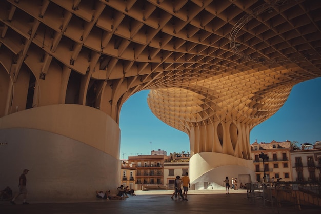 Foto un gran edificio con un gran techo y una gran estructura de madera que dice sagrada familia.