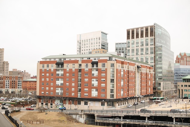 Foto un gran edificio con un gran ventanal que dice 'la palabra' en él '