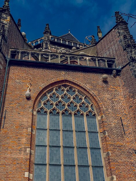 un gran edificio de ladrillo con una gran ventana que dice el nombre en él