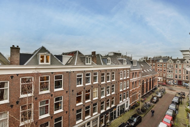 Un gran edificio de ladrillos con muchas ventanas en una ciudad