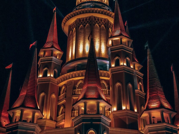 un gran edificio con un letrero que dice "St. Patrick's"
