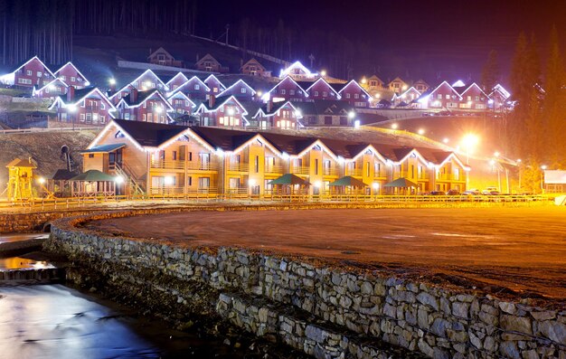 Foto un gran edificio con luces en la parte superior