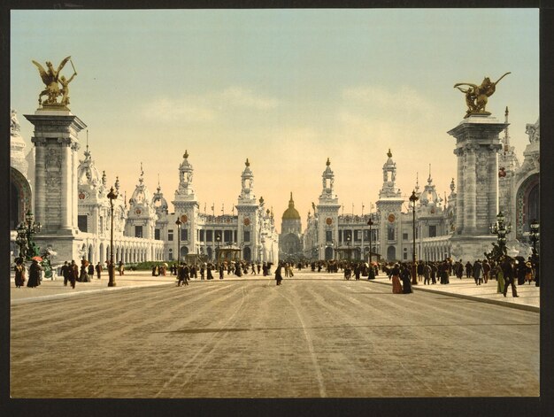 Foto un gran edificio con mucha gente delante de él