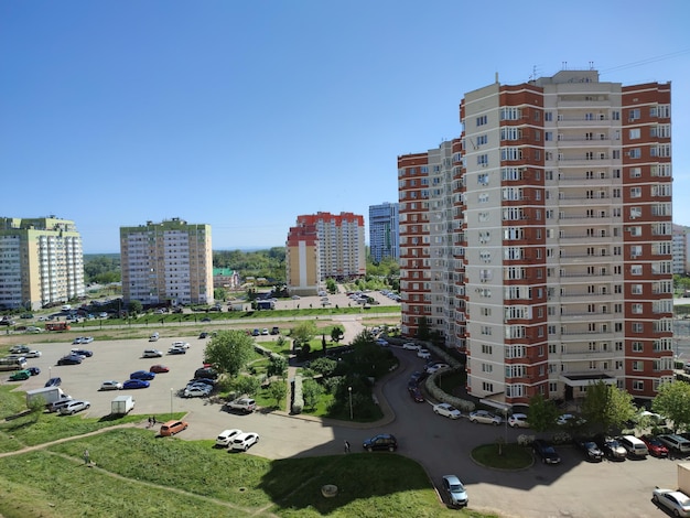 Un gran edificio con muchas ventanas está en primer plano.