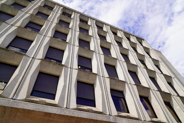 Gran edificio de oficinas moderno a la vista de la calle con cielo nublado