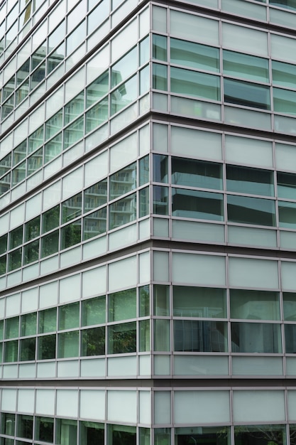 Gran edificio de oficinas de vidrio en una ciudad de Bangkok