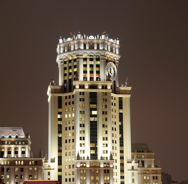 Un gran edificio con un reloj encima