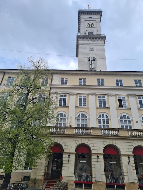 Un gran edificio con un reloj en el frente