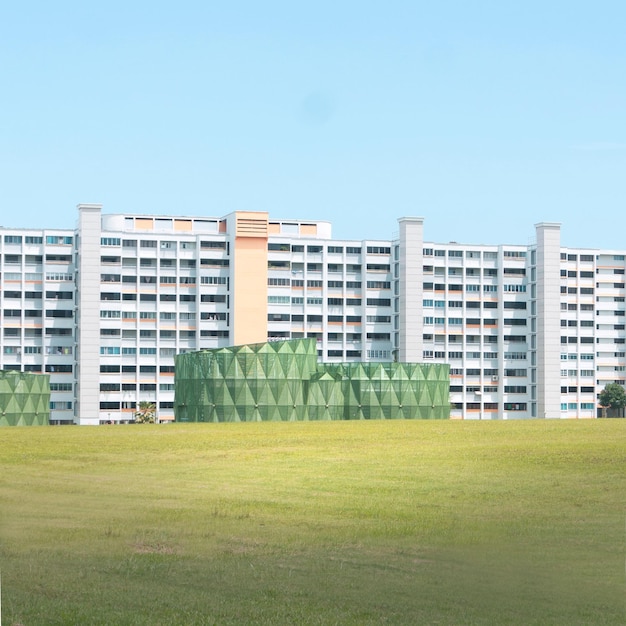 Un gran edificio con techo verde y una estructura verde en el fondo.