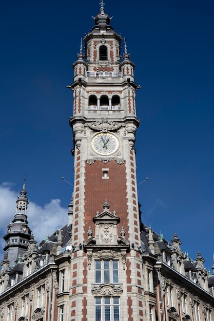 Gran edificio de la torre del reloj de Lille en la plaza central de la ciudad La Grand Place