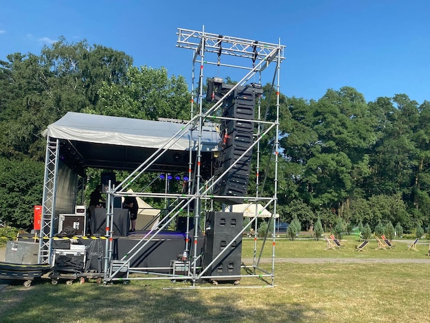 Gran escenario musical de hierro al aire libre para que los músicos actúen al aire libre en la música