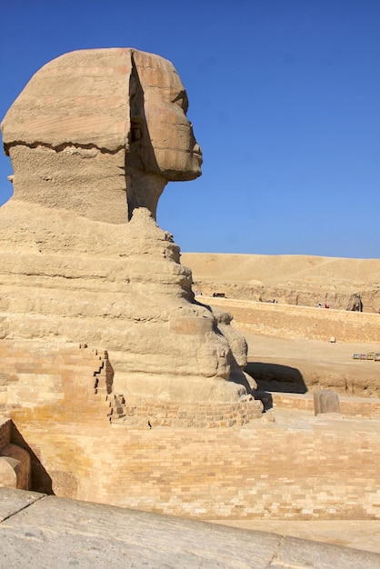 Gran escultura antigua de la esfinge y la pirámide egipcias