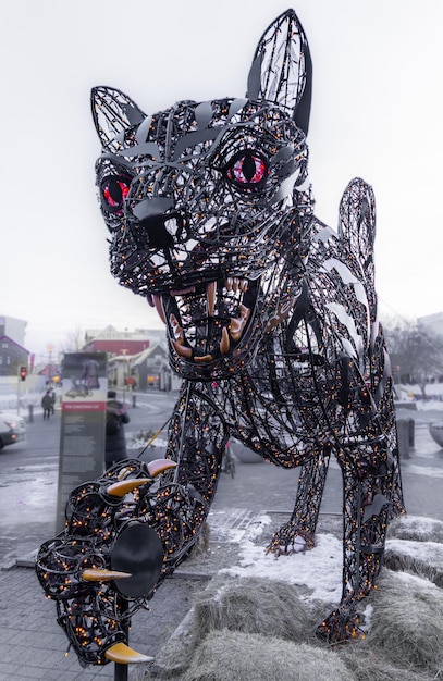 Gran escultura del gato de hierro y luces led navideñas Jolakotturinn en el centro de reykjavik