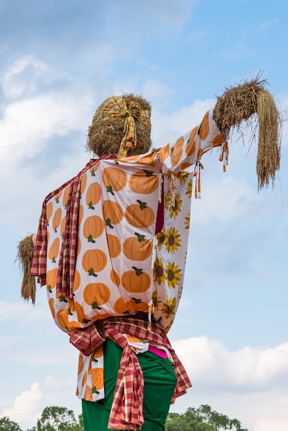 Gran espantapájaros al estilo tradicional tailandés.