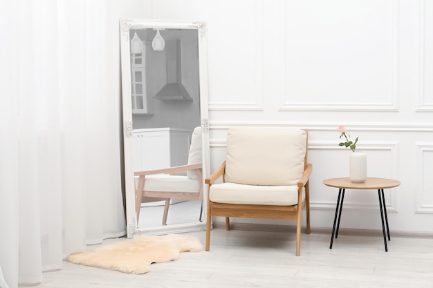 Gran espejo cerca de la pared blanca en la habitación Diseño de interiores