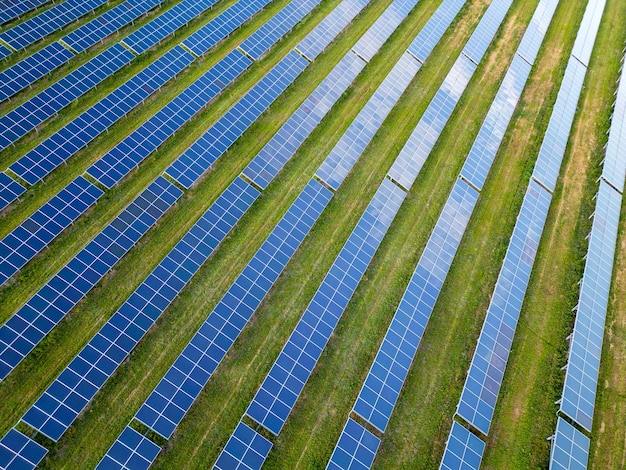 Gran estación de energía solar en una vista aérea de pradera verde