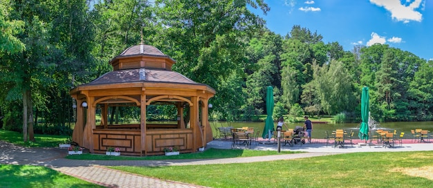 Gran estanque con una fuente en la residencia Mezhyhirya, Kiev, Ucrania, en un día soleado de verano