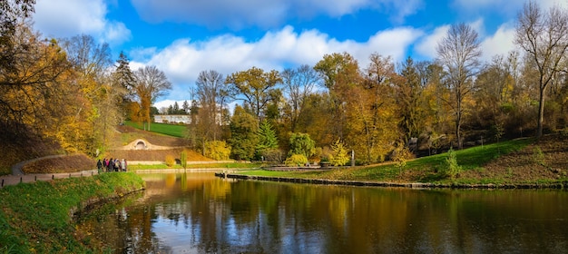 Gran estanque del Mar Jónico en el arboreto Sofievsky o Parque Sofiyivsky en Uman, Ucrania, en un soleado día de otoño