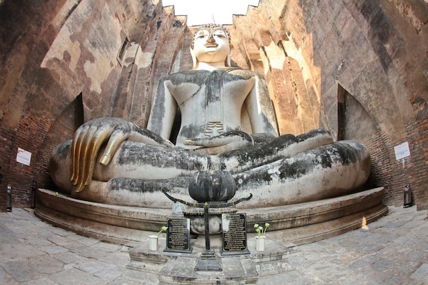 Gran estatua antigua de Buda, se ve hermosa.