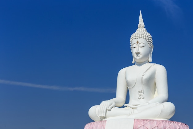 Gran estatua blanca de Buda y cielo azul en Tailandia