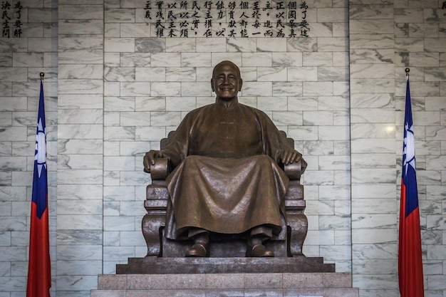 Una gran estatua de bronce de Chiang KaiShek dentro de Chiang Kaishek Memorial Hall Taipei