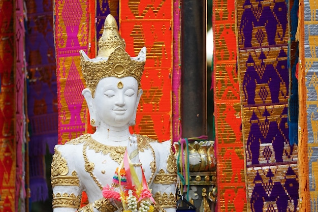 Gran estatua de Buda blanco con la colorida bandera tradicional de Tailandia Wat Phra Maha Chin That Chao Phra Tad Doi Tung ChaiRai provincia al norte de Tailandia