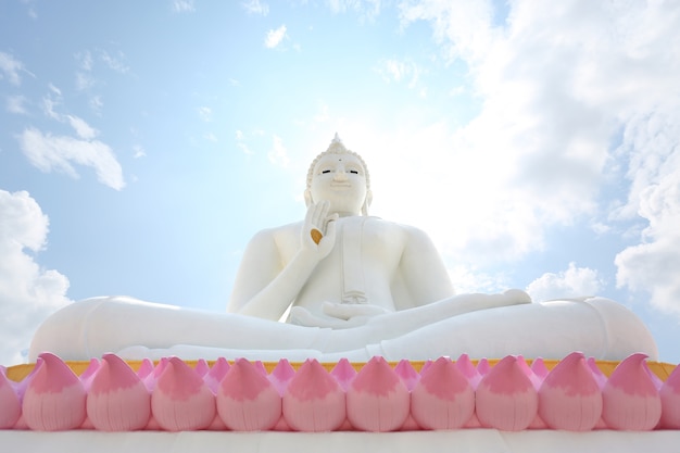 Gran estatua de Buda blanco contra el cielo