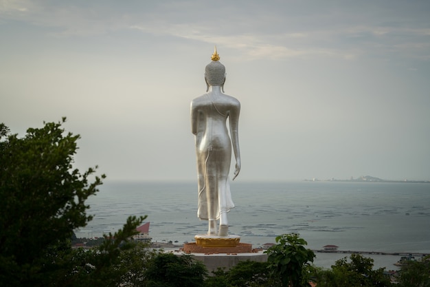 Gran estatua de Buda frente al mar.