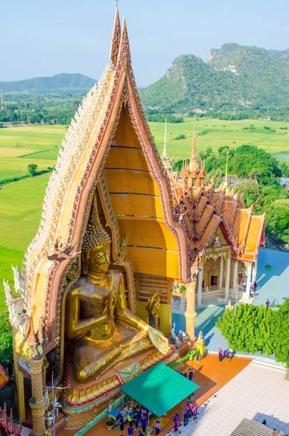 Gran estatua de Buda con iglesia en Wathumsua