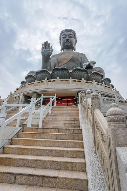 Gran estatua de Buda en Ngong Ping, Monasterio Po Lin en la isla de Lantau en Hong Kong