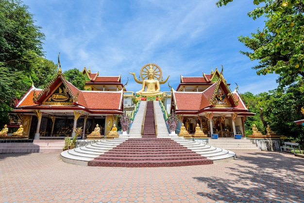 Gran estatua de Buda de oro en una posición sentada bajo el cielo azul en el Templo del Gran Buda es un famoso destino turístico de la isla de Koh Samui, provincia de Surat Thani, Tailandia