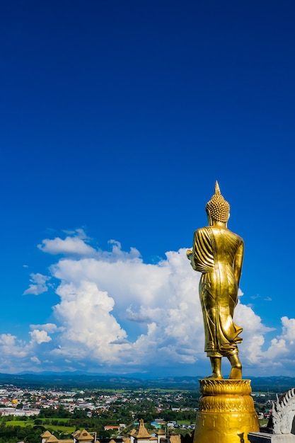 Gran estatua de Buda de oro en el