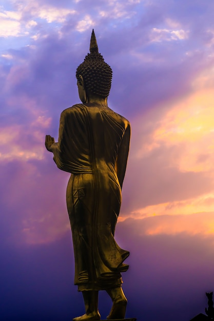 Gran estatua de Buda de oro
