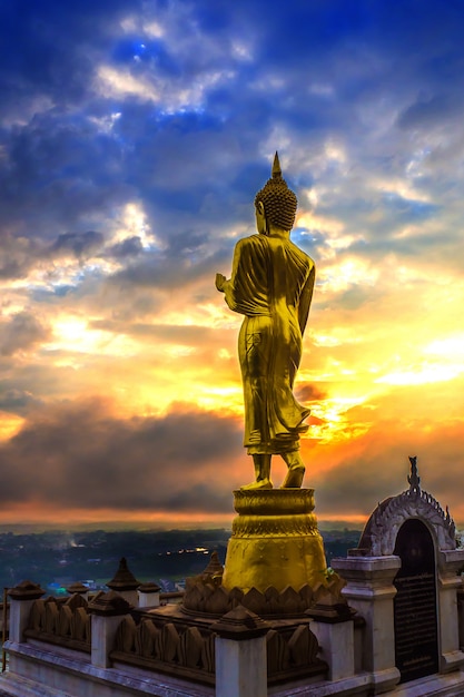 Gran estatua de Buda de oro