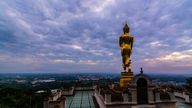 Gran estatua de Buda de oro