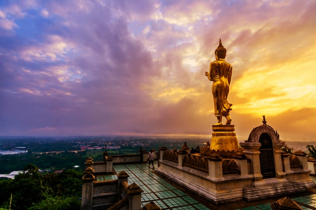 Gran estatua de Buda de oro