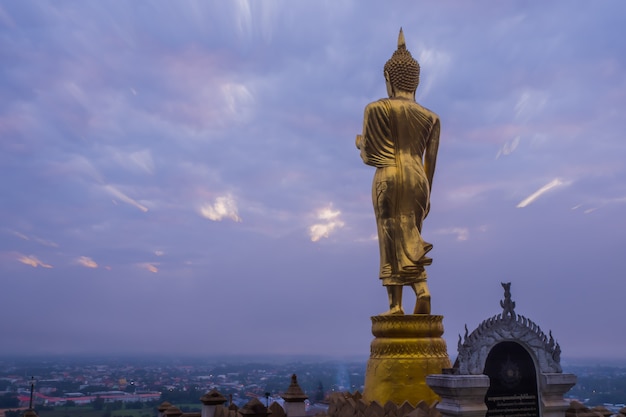 Gran estatua de Buda de oro