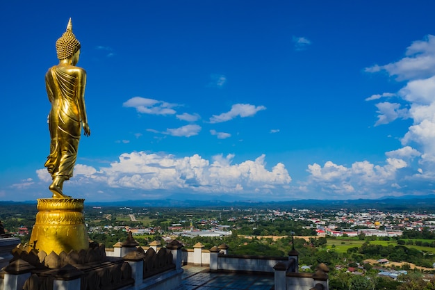 Gran estatua de Buda de oro en el