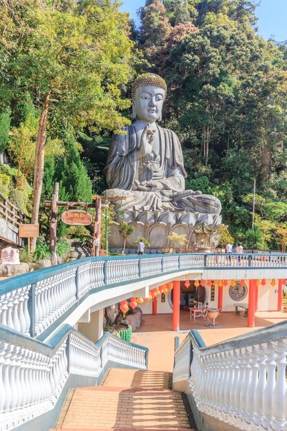 Gran estatua de Buda de piedra en el templo de las cuevas de Chin Swee en las tierras altas de Genting Pahang, Malasia